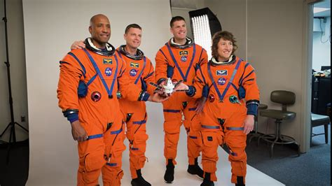 jsmahay's tweet photo. People who inspire me!
Christina Koch, her hobbies,"backpacking, rock climbing &amp;  going to moon and  mars in rockrts". Her hubby Robert Koch can't promise her moon and stars because she is the first member of the Artemis II Moon mission crew of 4. (Jeremy Hansen is Canadian) https://t.co/EH7ER7RzIk