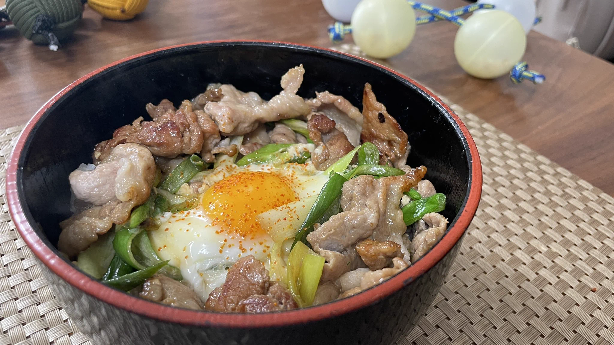 演奏動画の撮影も終わったのでお昼に
だれウマさんのすき焼き丼作ってみた✨
これはウマいな…！！✨ヽ₍ᐢ⓿ᴥ⓿ᐢ₎/✨  