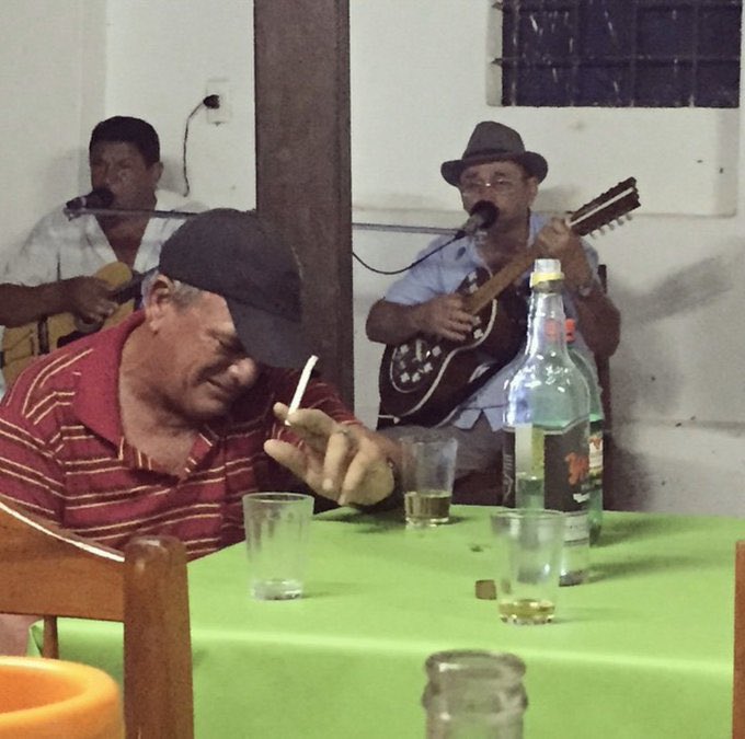 Los pibaquinhos que menos sienten cuando suena cosas que pasan de Larralde