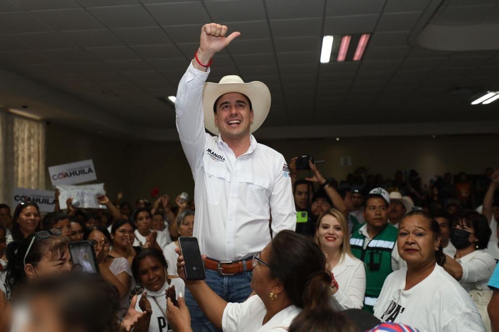 manolojim's tweet photo. Cerramos el día con un gran evento en #Múzquiz donde presentamos ante más de 1,500 muzquenses nuestras propuestas para llevar a este pueblo mágico al siguiente nivel. Porque los coahuilenses somos echados pa' delante y queremos mejorar siempre. (1/2) https://t.co/uCqYVA7cAw
