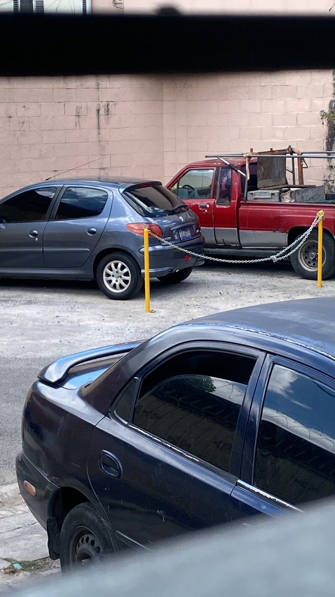 Lissalas16's tweet photo. Denuncia Ciudadana.En el Reparto Toluca Sur poniente II Senda Vehicular una persona se ha tomado una parte de la calle. El CAM ha llegado 4 veces y no quitan los obstáculos. A las autoridades pertinentes les pedimos tomar acción. @marioduran
@alcaldia_ss
@PNCSV https://t.co/KMb8Y2AjqH