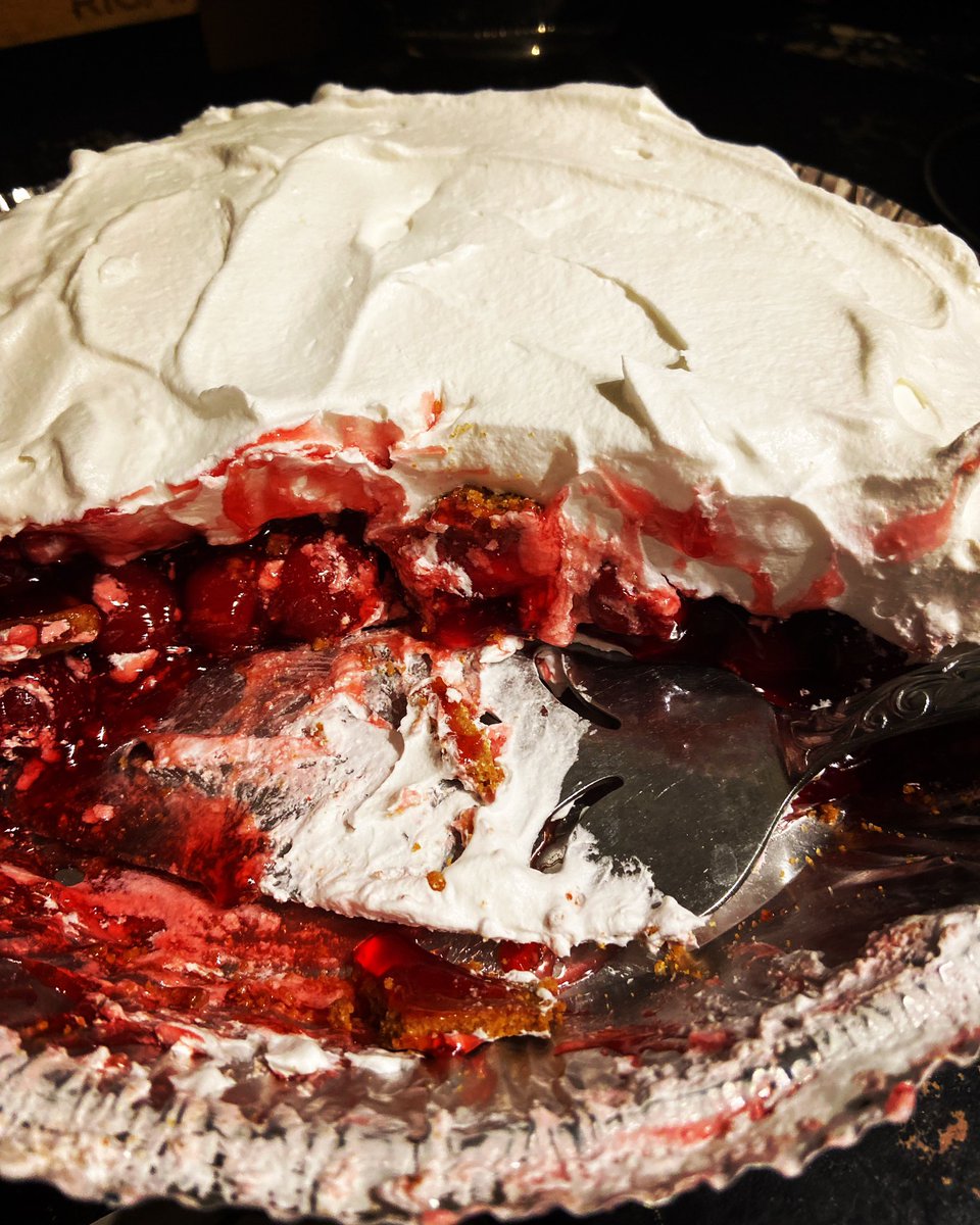 Helena_Wish's tweet photo. #fiveminutecherrypie 1-pre made graham wafer crust, 1-can cherry pie filling, 1-frozen whip topping (defrosted) omg you have no idea 🥰 #lazydessertnight #toomanycalories #Idontcare https://t.co/7FmcnhKppt