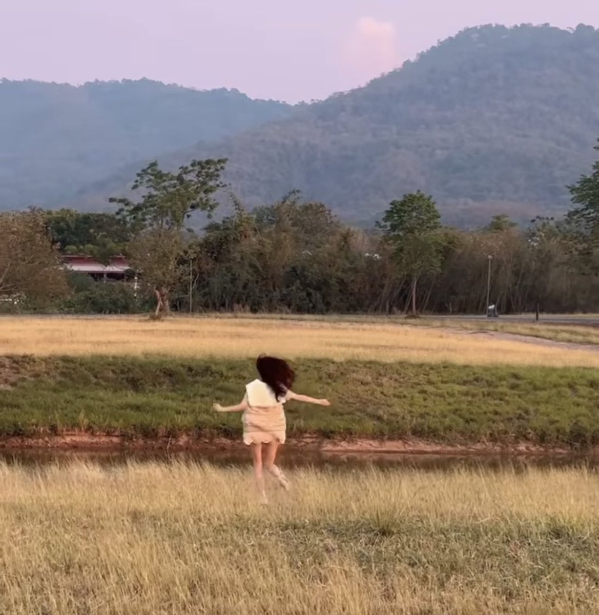 UnderbedDara's tweet image. นุ้งใบขาเสิร์ฟให้อีกเซ็ต เซ็ตนี้พิเศษตรงเห็นตากล้องด้วยค่าาาาา

ไม่ใช่เขาใหญ่ละ นี่มันเขารักกันนนนน 

#นายใบเฟิร์น #ใต้เตียงดารา