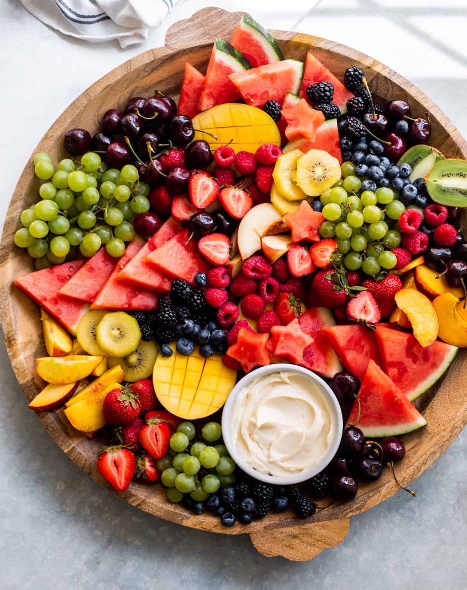 FoodPleaser's tweet image. This fruit platter looks phenomenal 🔥👌