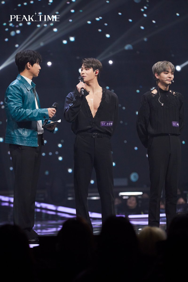 GOGOSING_SLL's tweet photo. <핔캠📸> #비하인드 

" #팀14시 의 신곡 무대를 보기 시작한지 @일째.. 영상이 끝나질 않는다.."
라고 생각한 분들을 위해 무대 스틸컷을 가져왔습니다😉

#피크타임 #PEAKTIME #JTBC https://t.co/evLyC4q8zD