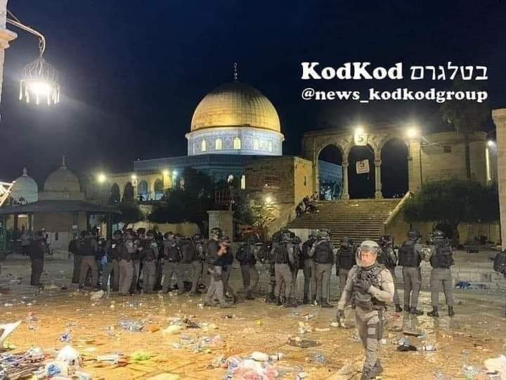 emanaleifa147's tweet photo. Peaceful Prayers in Al-Aqsa Mosque are being attacked by Israeli soldiers.
#الاقصى_يستغيث 
#الأقصى_في_خطر 
#AlAqsaMosque https://t.co/xunyUFDIZV