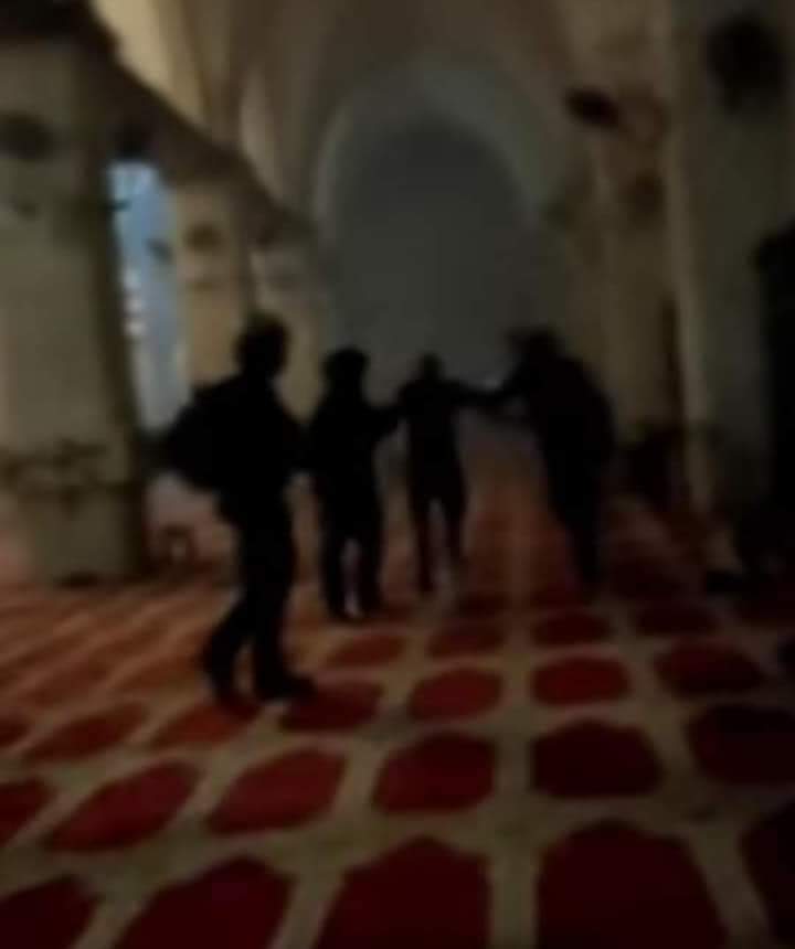 emanaleifa147's tweet photo. Peaceful Prayers in Al-Aqsa Mosque are being attacked by Israeli soldiers.
#الاقصى_يستغيث 
#الأقصى_في_خطر 
#AlAqsaMosque https://t.co/xunyUFDIZV