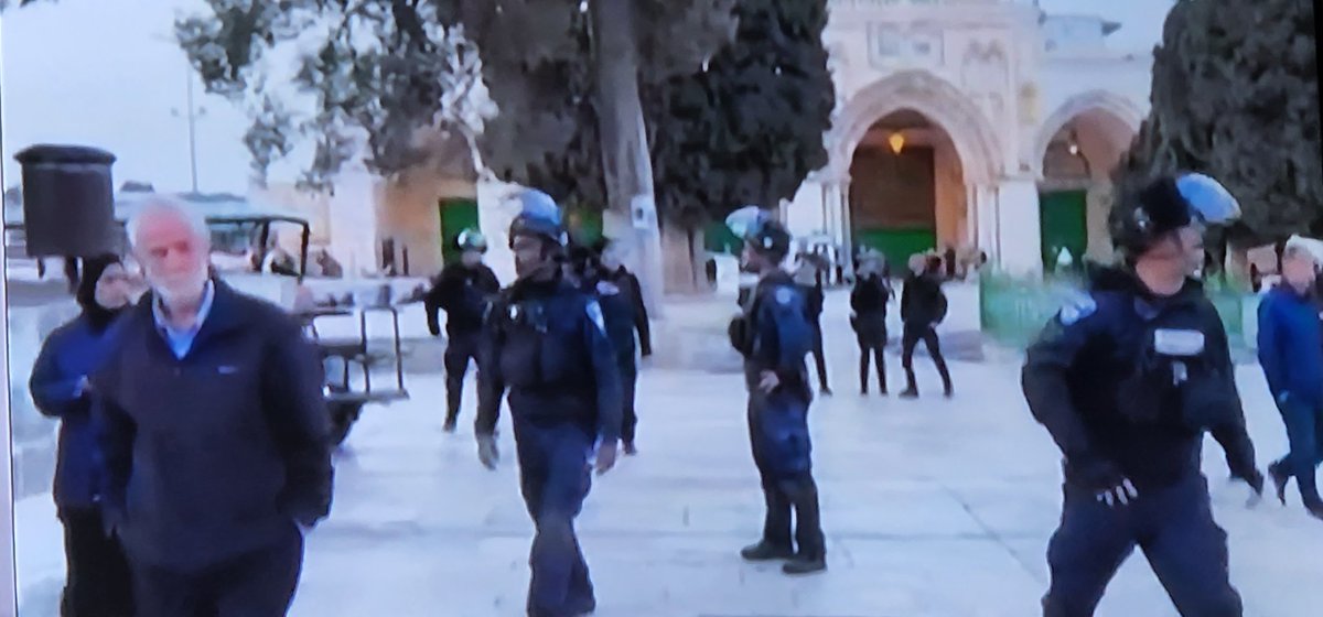 قوة عسكرية من جيش الإحتلال تقتحم الأقصى مجدداً وتمنع المصلين بالقوة من أداء صلاة الضحى.
حسبنا الله ونعم الوكيل 
#الاقصى_يستغيث