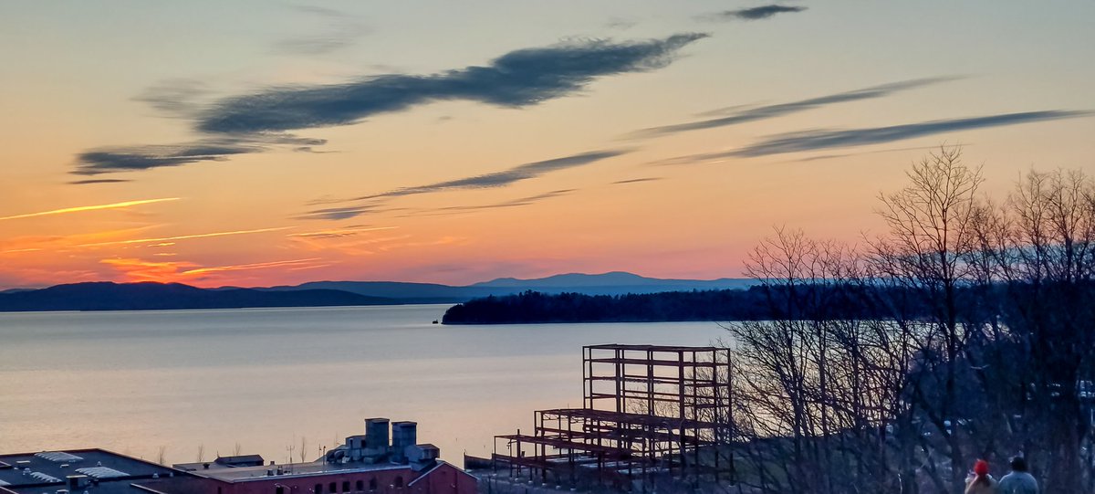 robertjcreative's tweet photo. Thanks to everyone who reached out today to wish me a happy birthday. My birthday present  today was this sunset over Lake Champlain. The full moon was also opposite in the sky looking magnificent. I'm feeling very blessed.

#thankful #thankyou #solarreturn #birthdayboy https://t.co/7FjLNPgLxg