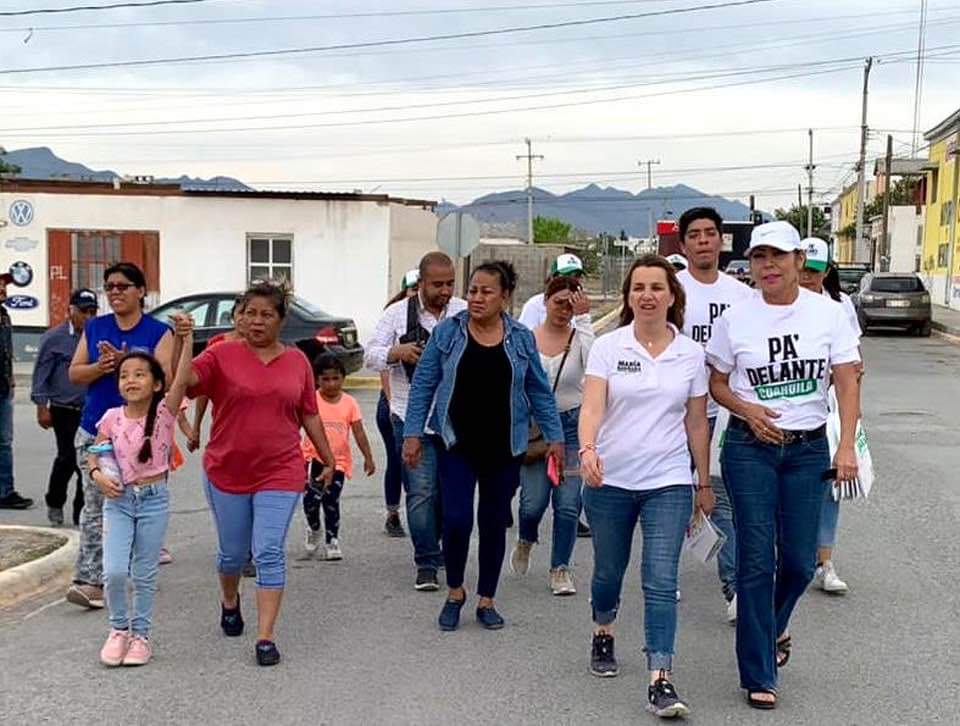 DianaGlzSoto's tweet photo. Recorriendo Colonias del Distrito 14  , acompañando a mis amigas @MBarbaraCepeda y @marimar_tg ,  dando a conocer las propuestas que mejorarán la calidad de vida de las y los Coahuilenses 👌✅ #PADelanteCoahuila #ManoloGobernador #ConPasiónYCorazón @manolojim 
@PRICoahuila https://t.co/5BX2ov6Z6T