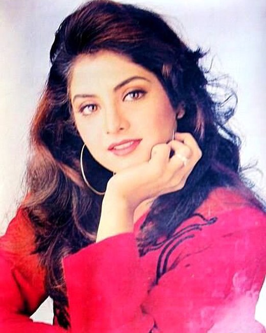 Remembering gorgeous, gifted and vivacious leading lady Divya Bharti, who unfortunately left us too soon 🌹🙏
Your favorite movie of #DivyaBharti?