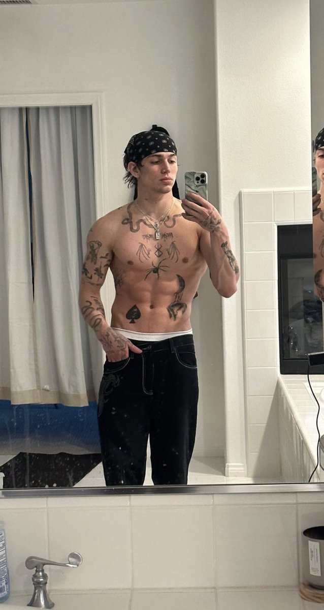 Celeb_Sexual's tweet image. #VinnieHacker