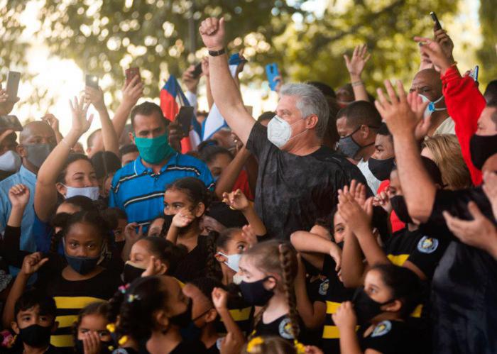 Venga la esperanza, venga sola a mí
Lárguese la escarcha, vuele el colibrí
Hínchese la vela, ruja el motor
Que sin esperanza ¿dónde va el amor
Me quedo con este amor #UnaMejorJuventud 
#MatancerosEnVictoria