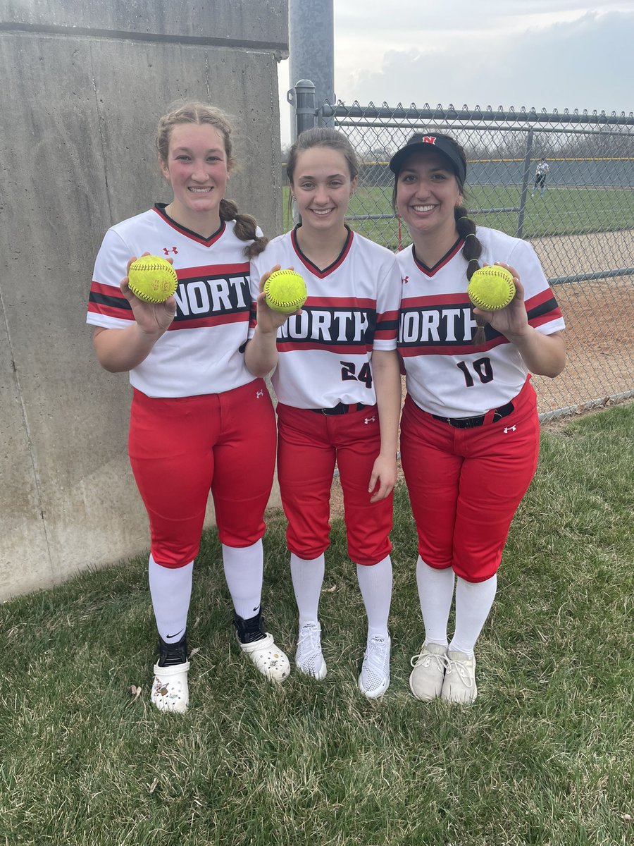 SMNorthSoftball's tweet image. Lots of balls leaving the park today 💣@kelseyhoekstra9 @jessicab877 and Eve Frame with the dingers!