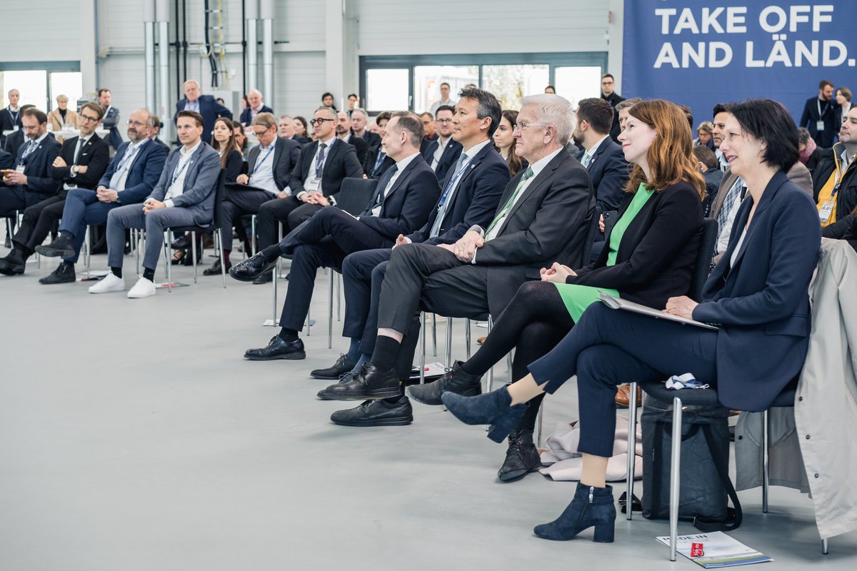 Vielen Dank an unsere Gäste anläßlich der Einweihung unseres neuen Hangars in Bruchsal: Bundesverkehrsminister @Volker Wissing, Ministerpräsident Winfried Kretschmann, Luft- und Raumfahrtkoordinatorin <a href="/Anna/">Anna</a> Christmann und vielen mehr!
#Volocopter #eVTOL #VoloCity #UAM #AAM