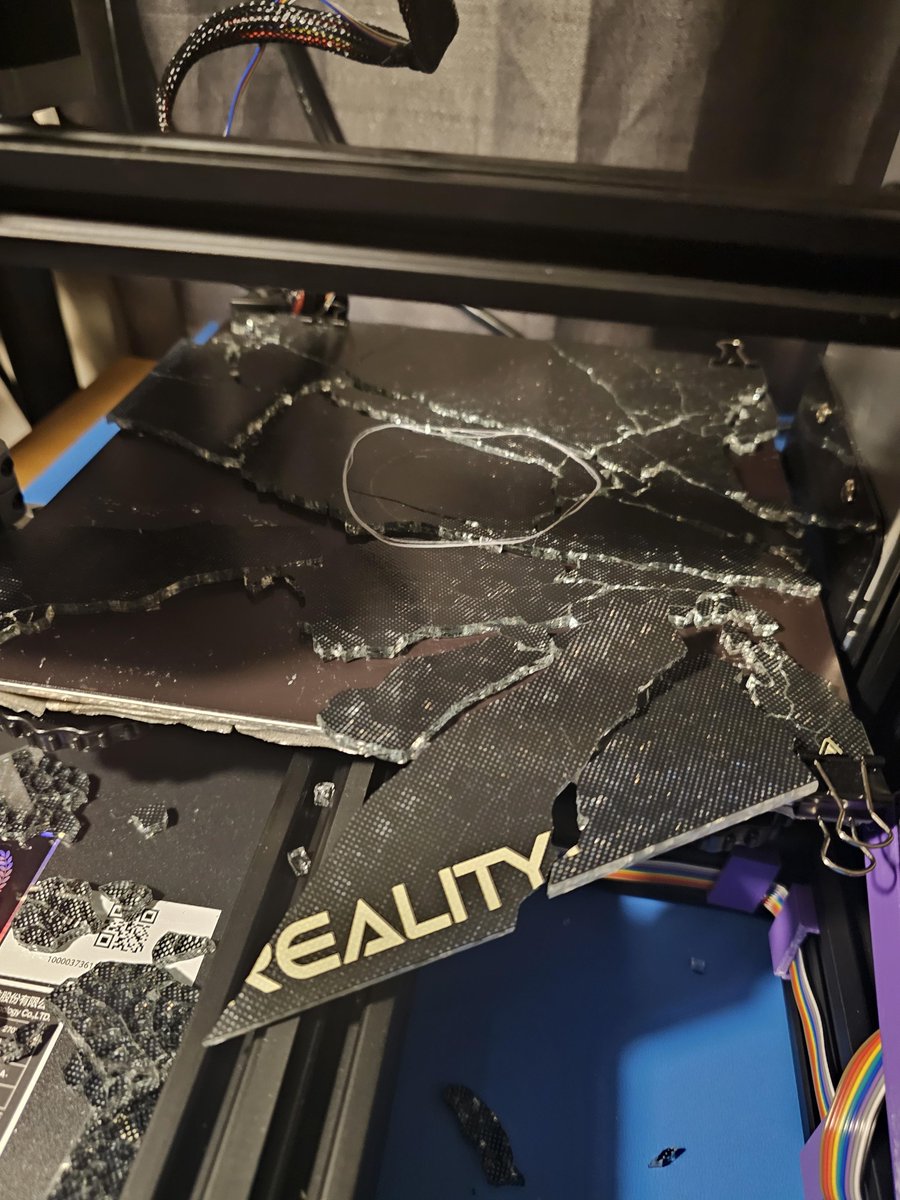 3D_printed_3D's tweet photo. My week old glass bed exploded mid print [by ThiccDickTornado]
  
 #additiveManufacturing #3Dprinter https://t.co/CiEy8mpvCU