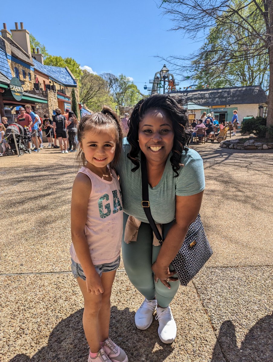 THopLeads's tweet photo. When your sweet @WallerMillES kiddos spot you out @BuschGardensVA, you just have to take a few pics! #SpringBreak2023 #wmeStars https://t.co/aH8BVgVZkU