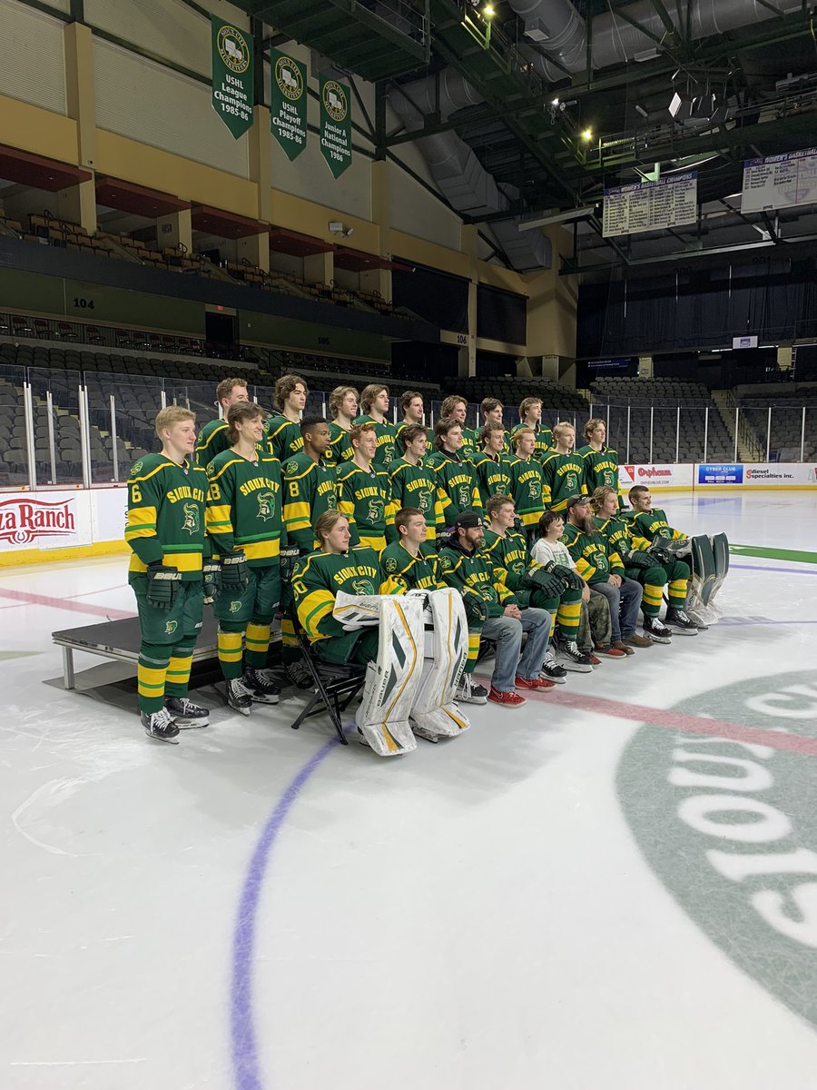 Musketeerhockey's tweet photo. Team photo day 📸 and team photos with our awesome 2022-23 season ticket members! https://t.co/S4KtWGouZh