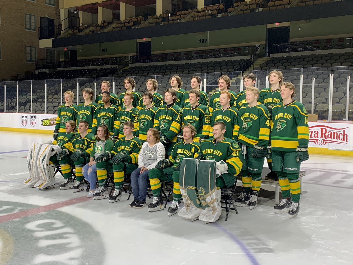 Musketeerhockey's tweet photo. Team photo day 📸 and team photos with our awesome 2022-23 season ticket members! https://t.co/S4KtWGouZh
