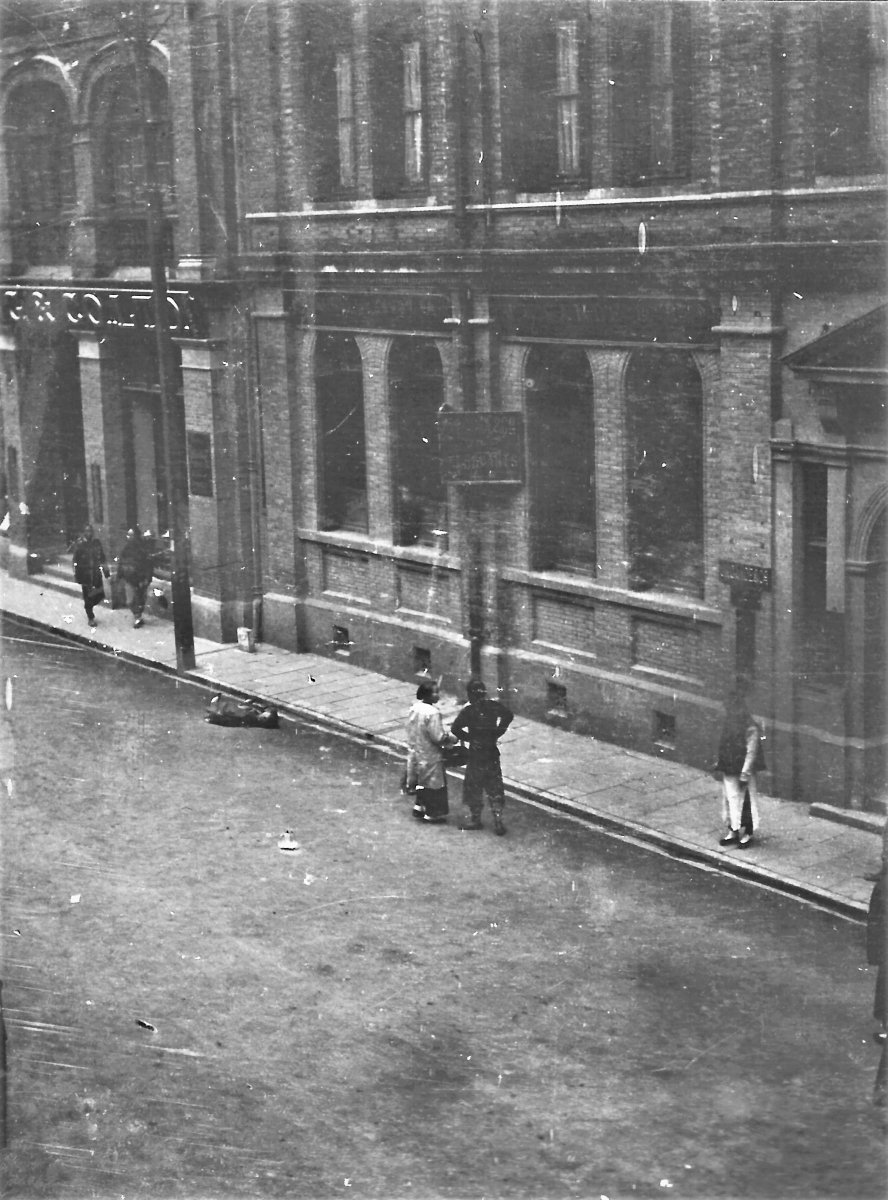 A body lies on #NanjingRoad #南京路, #Shanghai #上海 in the aftermath of the December 18, 1905 riots. From a German album. #China #中国