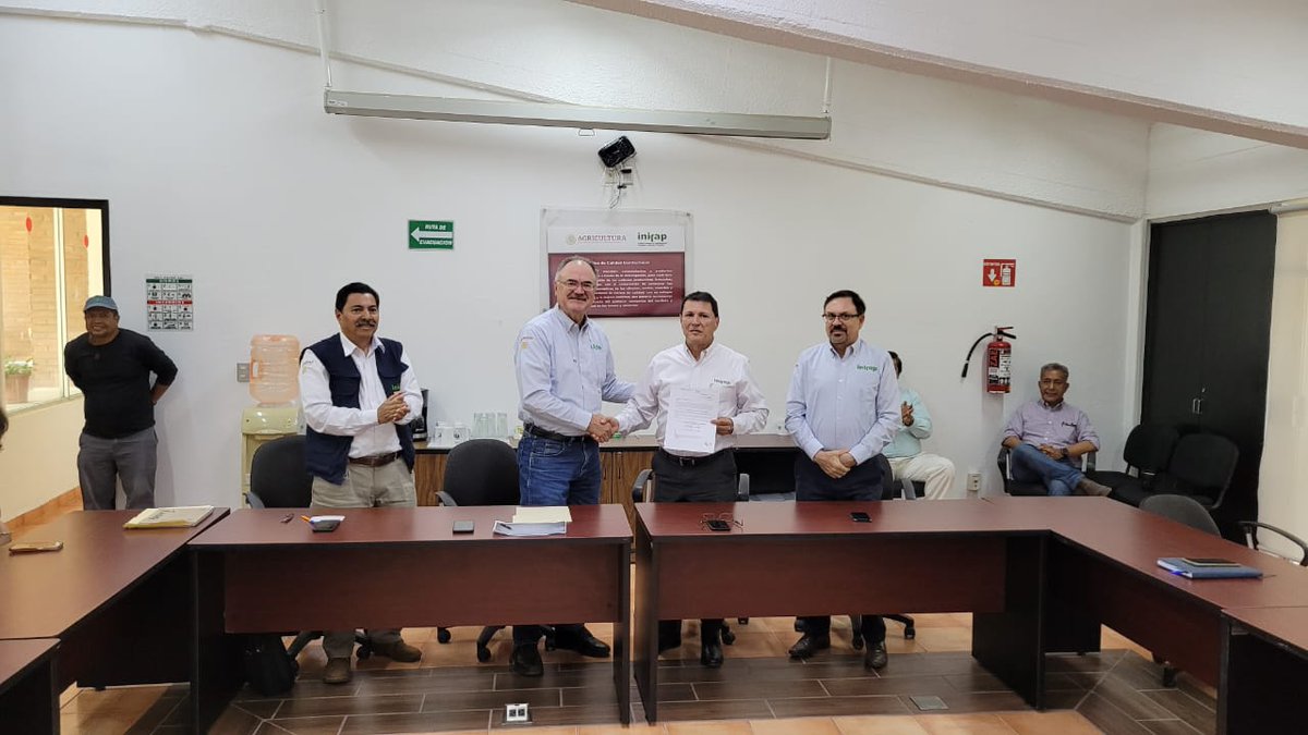 inifap's tweet photo. El Dr. Luis Ángel Rodríguez del Bosque, de la Dirección General del INIFAP, presentó al Dr. Jorge Armando Bonilla Cárdenas como Director del #CIRPAC del INIFAP.👏👏👏
Conoce más sobre el nuevo Director del CIRPAC👇👇
https://t.co/qWn6JHZTK2 https://t.co/LeKI4Z4ael