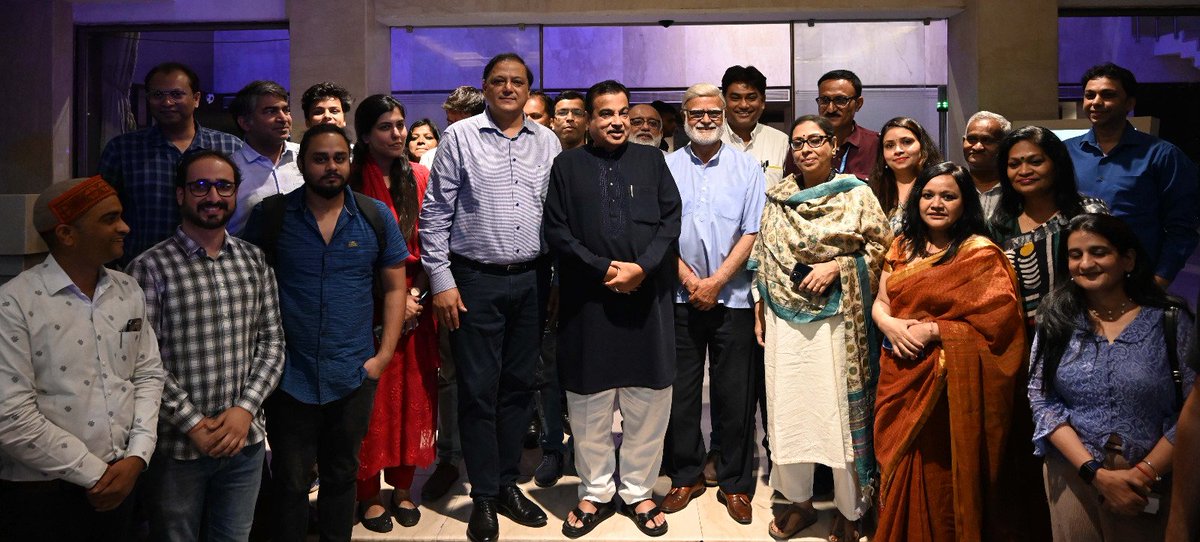 ifrahmufti's tweet photo. With the one who drives the Hydrogen car - the only car in India so far!
- @nitin_gadkari
#TeamExpress
@PrabhuChawla @santwana99 https://t.co/OuWqACmTpZ