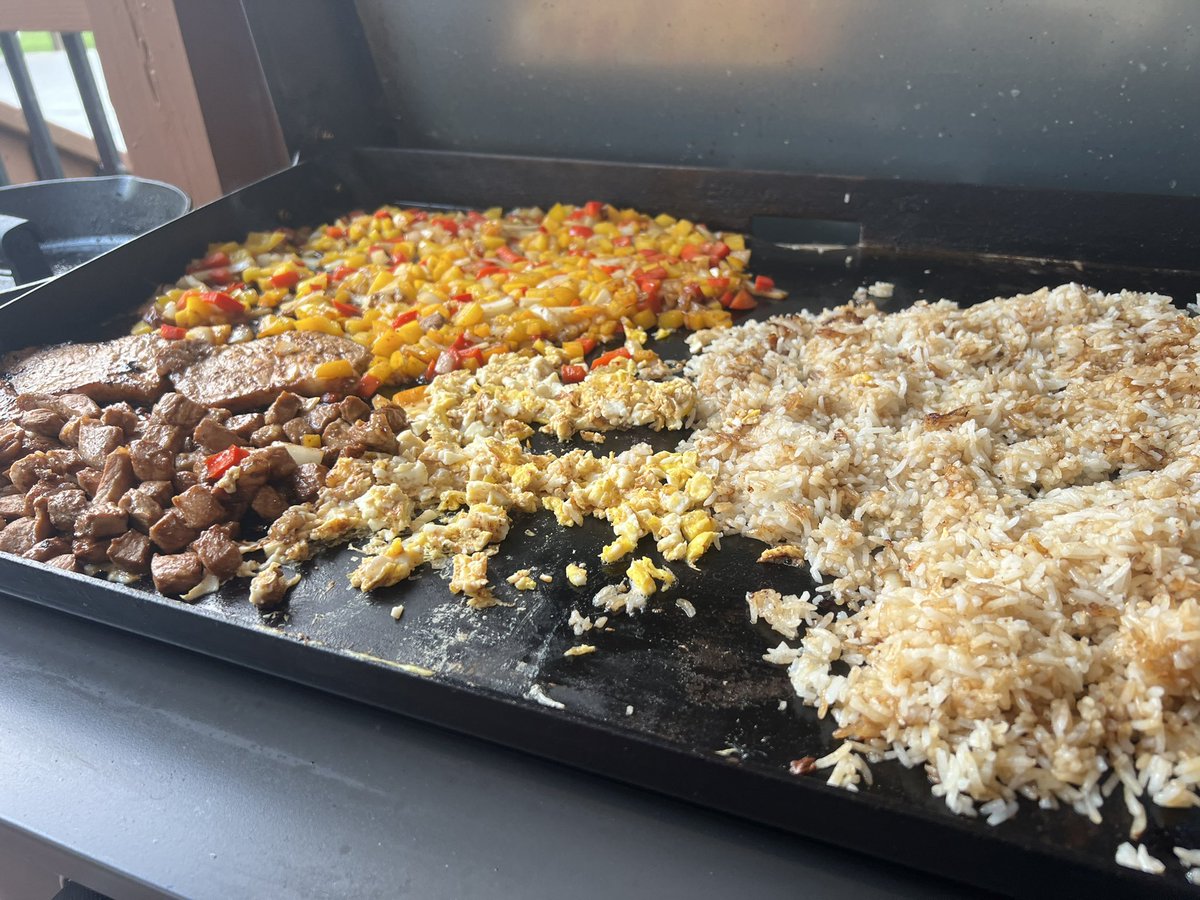 Pork Fried Rice Night on the #Blackstone 🔥🔥💪💪#familymeal #twittersupperclub