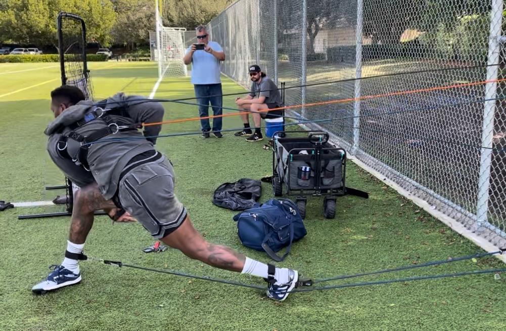 yusseff305's tweet photo. Preguntan porque @AChapman_105 ha recuperado su velocidad? Mi respuesta es su trabajo en la temporada muerta con el guru de pitcheo, Héctor Berrios. Pronto publicamos nuestra entrevista cándida con el profesor. 

#pelotacubana #WelcomeToTheCity https://t.co/uLxrvh360h