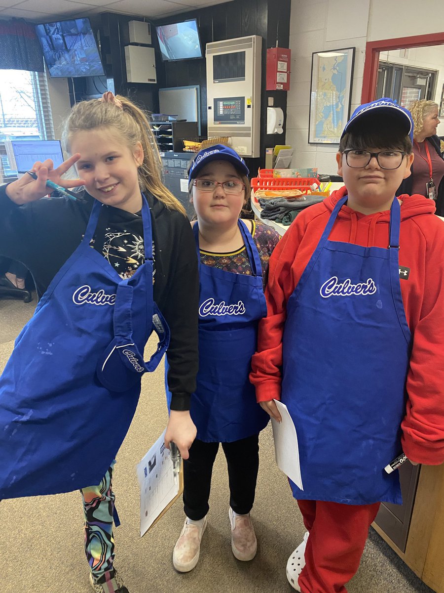 JRejczyk's tweet photo. Culver’s Cart is rocking and rolling! So proud of these hard workers! @D114Stanton #District114Proud https://t.co/FbfHuuLO7Y