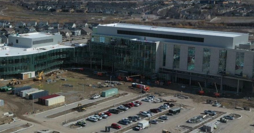JacobsenBuilds's tweet photo. Sneak peek of the progress at @primarychildren Lehi Campus. It’s exciting to have the project's exterior about 85% complete and substantial completion on the horizon, with the hospital set to open in March 2024.

#JacobsenBuilds #BuiltForLife #JacobsenPartners #WeBuildUtah https://t.co/4uq4iSGVoj