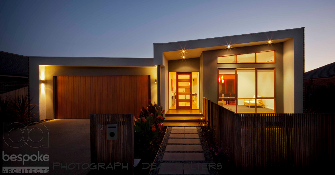 BespokeHQ's tweet photo. The stunning roof line at Bespoke House 0. This front facade increases the feeling of space internally by extending the ceiling lines to the exterior. She looks particularly pretty lit up at dusk. Photo: @dean_walters Builder: #davidmcgovanbuilders Windows: @pickeringjoinery https://t.co/zEHgZgLDEj