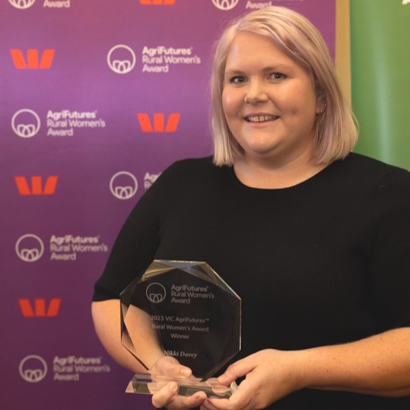 AgriFuturesAU's tweet photo. Congrats to our 2023 VIC Rural Women's Award winner, Nikki Davey, co-founder of Grown Not Flown! Nikki receives a $15,000 @Westpac grant to help build the digital platform that connects consumers with local &amp; sustainable flower producers 💐 Read more 👉 https://t.co/8eLf4oMttn https://t.co/BvCnIrsKkI