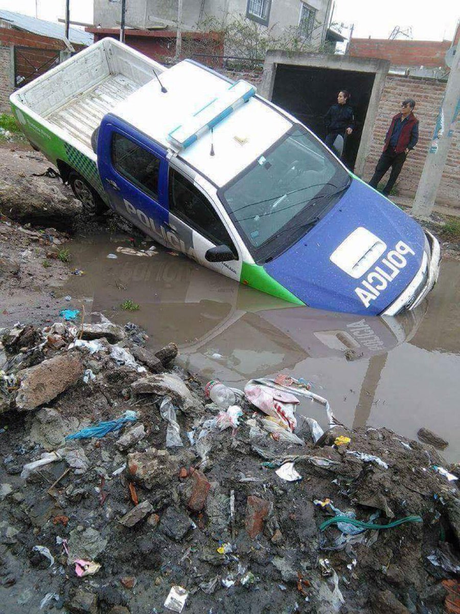 Iguacel23's tweet image. En La Matanza, al igual que muchos municipios donde gobierna el peronismo, muchas calles figuran asfaltadas hace años pero siguen siendo de barro.

Y NO falta ni plata, ni aslfato; sobran chorros