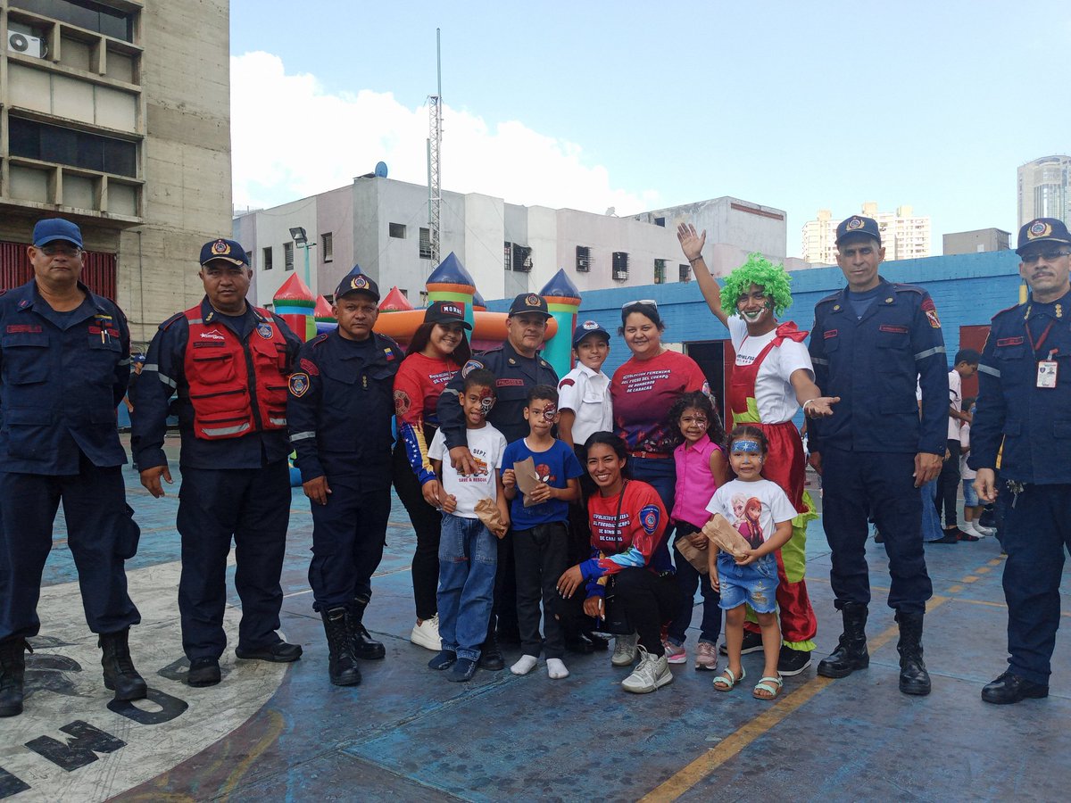 #EnFotos 📸 Así disfrutaron nuestros pequeños de las actividades recreativas que se llevaron a cabó en el Cuartel Central de los Bomberos de Caracas este martes #4Abril 
#SemanaMayorEnAmor