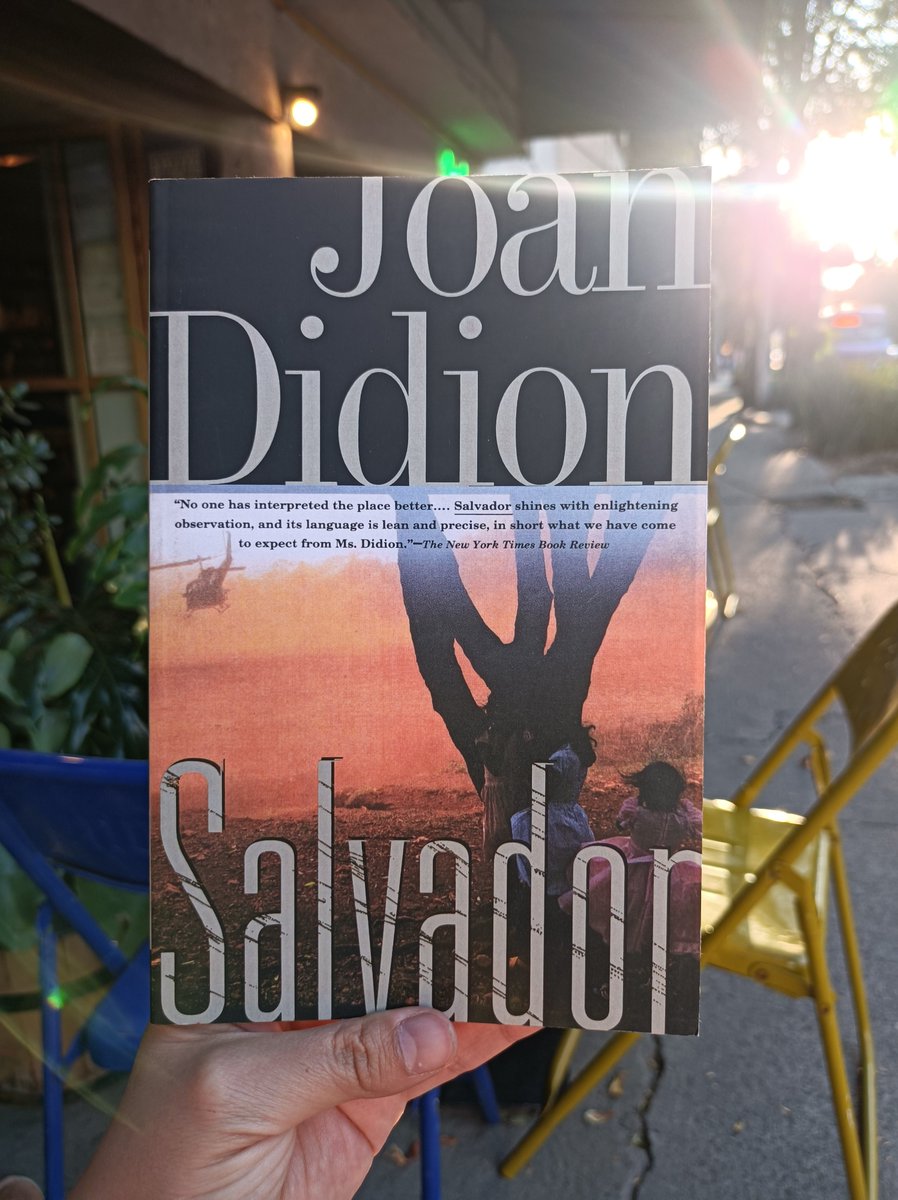 Muy linda que está la tarde pa tomar una cervecita en @bacalmx y subir a comprar libritos a Siranda.
P..ej. éste de #JoanDidion, Salvador (1994, Vintage).
$200.00 mxn