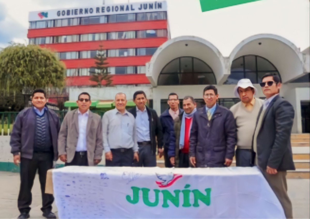 AlejoMunante's tweet photo. 🇵🇪#CruzadaPorLaPaz🕊| La Bandera por la Paz sigue recorriendo diferentes regiones del país para promover la Pacificación Nacional y la unión entre todos los peruanos. Más autoridades, org. sociales, líderes cristianos se vienen sumando a la firma simbólica de la bandera blanca.🙌 https://t.co/696nlI7A9h
