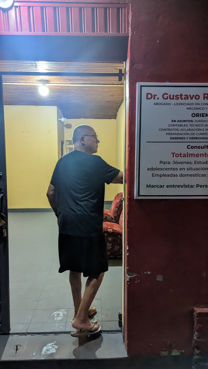 Mi tío es la persona más inteligente que conozco. Hizo, estudió y trabajó en tantas cosas durante su vida, con mucho éxito.

Se jubiló, y buscando encontrar nuevos propósitos decidió abrir en Ciudad d. Este una oficina de "orientaciones y asesoramientos" sobre un abanico de temas