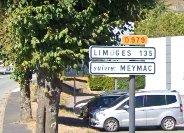 Solstice_DT's tweet photo. @LucasDestrem Je me permets de proposer ce panneau situé à Bort-les-Orgues. Peut-être était-ce le panneau évoqué dans le tweet auquel je réponds, mais si jamais ce n'était pas le cas, il aurait été dommage de passer à côté car on est sur une belle distance ! https://t.co/p6ty06ipfF