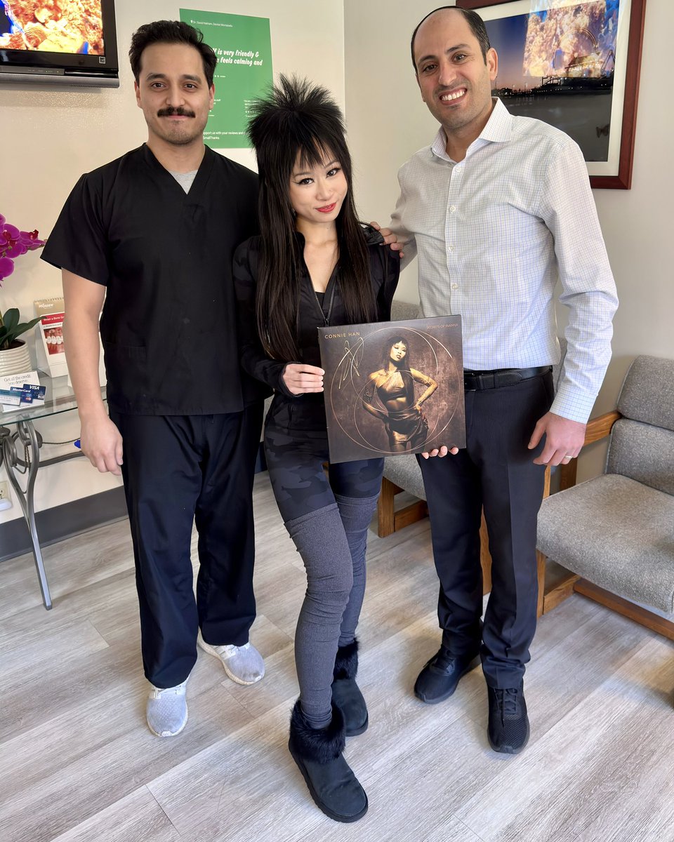 echtzeitklavier's tweet photo. And the campaign continues! Went in for a routine dental checkup to be pleasantly surprised with the team @visionarydentist having purchased a vinyl LP of #SecretsofInanna with a metallic golden sharpie 🦷✍🏻❤️🎹 Snap a selfie with your vinyl LP/CD for a chance to be featured on my page! #conniehan #impeccableoralhygiene #vinyl #autograph #lovemyfans