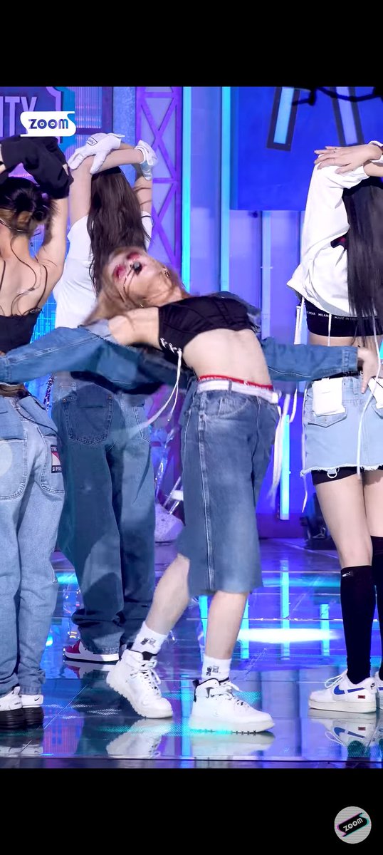 dammditto's tweet photo. yunjin fancam ☆ https://t.co/NmKfZ13Ew8