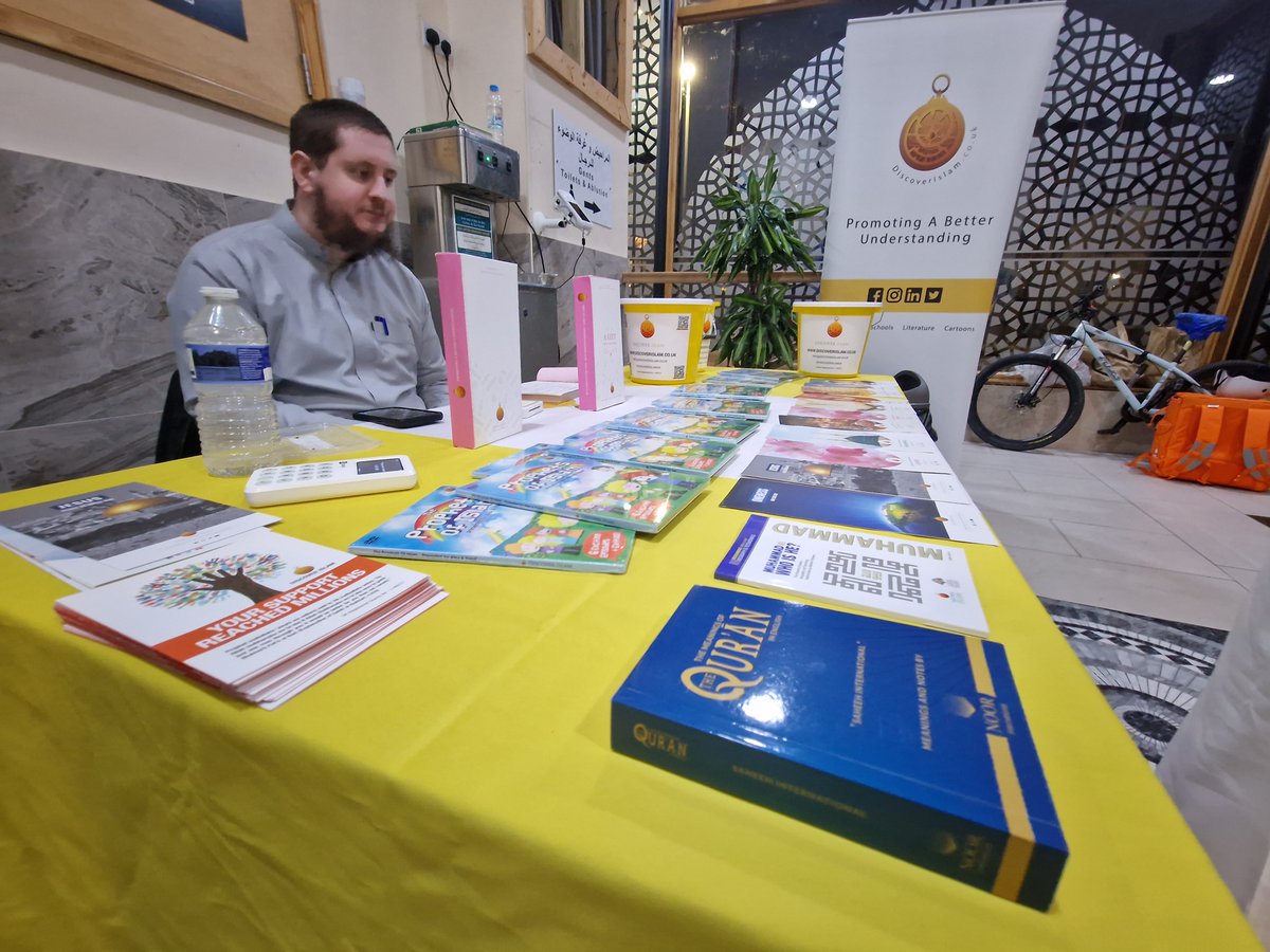 DiscoverIslamUK's tweet photo. On Tuesday, we were at Battersea mosque explaining to visitors and worshipers the importance of projects like Discover Islam in a multicultural and multifaith society like ours.

Please support our project and donate your sadaqah to https://t.co/acLa7UBaGE. 
#Ramadan https://t.co/Fwg6lsRF1a