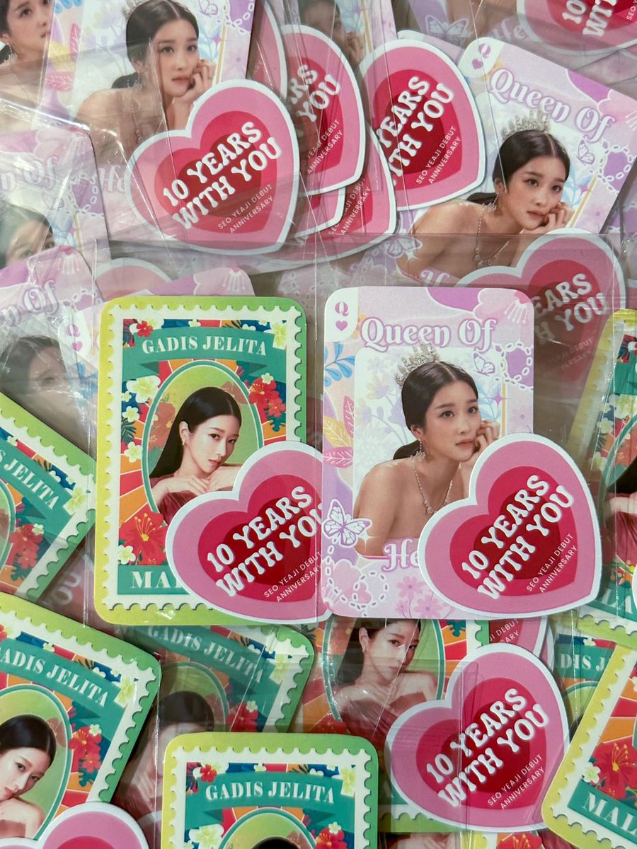 SunnysideHeart_'s tweet image. Hi yeyes! My friend @jeymotion and I prepared little gifts and will place them at yeaxhibition for self collection. 

🌸 There are 2 versions of the special photocards that we prepared. Please only take ONE (1) version of your choice.  

🌸 Do tag us once you receive them! 🤗