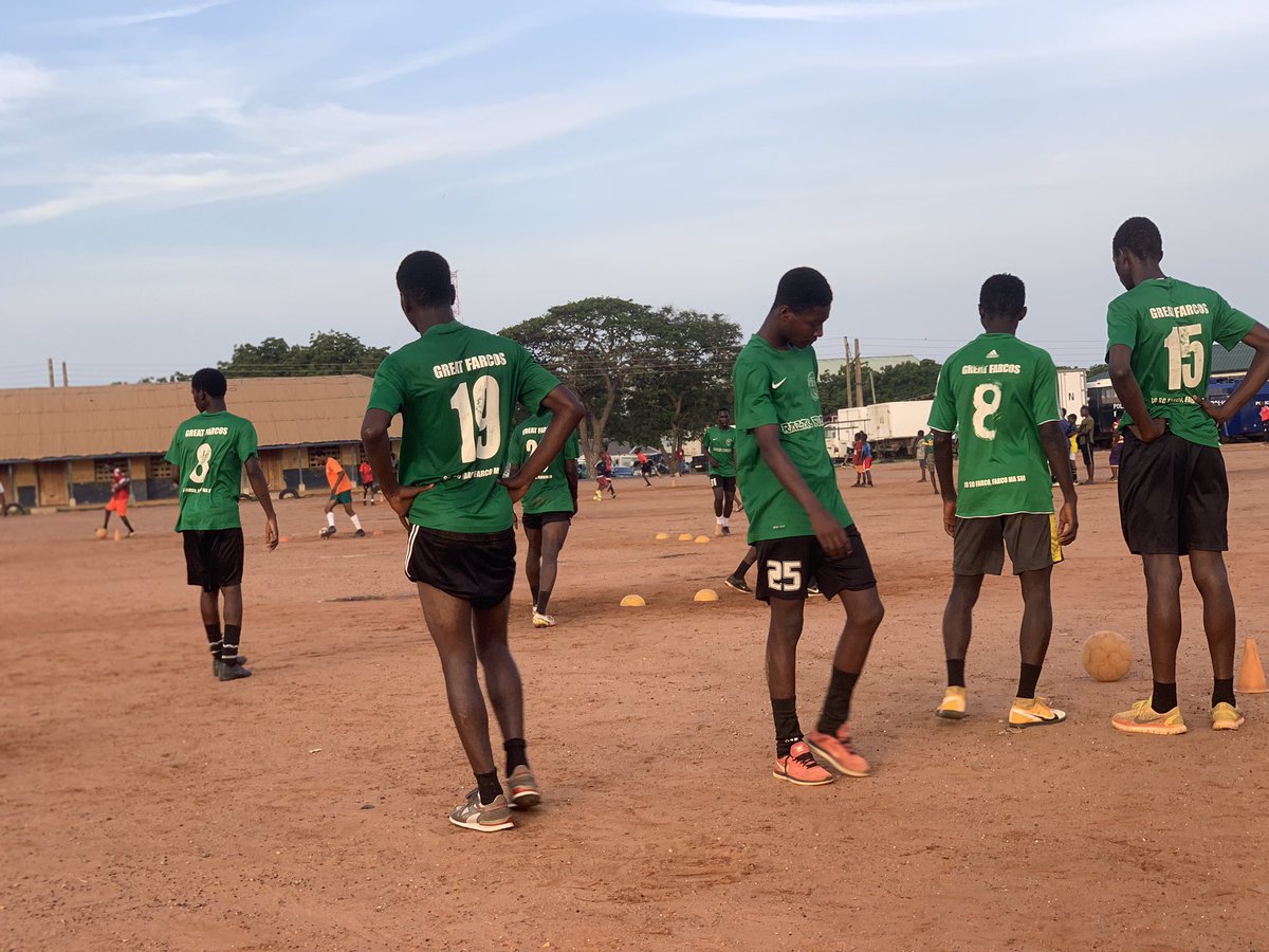 GreatFarcos's tweet photo. “Tuesday training,  Over Over Over!!!”😂😂

A massive and fun training as usual. 
🟧🟪🟧🟪

#GreatFarcos
#sosofarcos
#juvenilefootball
#football
#Mashi
#Soso
#footballcoaching
#grassrootfootball
#Training https://t.co/v7hyAllRv3