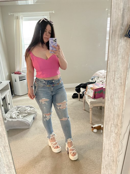 I&rsquo;m a Barbie girl in a barbie worrrrllddd https://t.co/VfwOqdpceZ