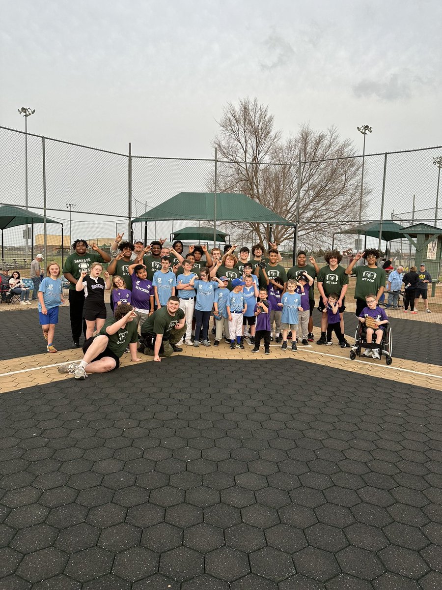 SFwolvesFTBL's tweet photo. Our OL had the great opportunity to give their night to the Edmond Miracle League tonight! #GetPAID #CADES #WolvesInTheCommunity https://t.co/lxMndqN7EF