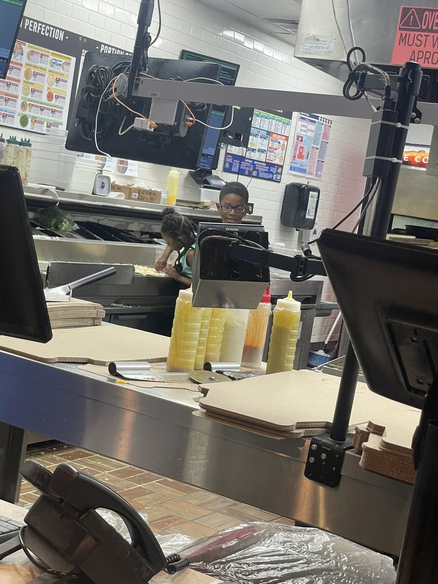 MsThickIfUNasty's tweet photo. @dominos are y’all serious ?! And they have no gloves on!!!!!someone needs to reach out ASAP cuz I need a refunds and answers https://t.co/TthzfQTSDi