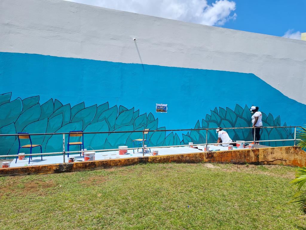 MzelleVivi's tweet photo. Jour 2-Dispositif école ouverte au #clgJacquelineJulius - La fresque encadrée par l'artiste Stéphanir Destin évolue .. Bravo à nos élèves pour leur ténacité! @MartiniqueDaac @CSchoelcher https://t.co/1y0WXaUhOr