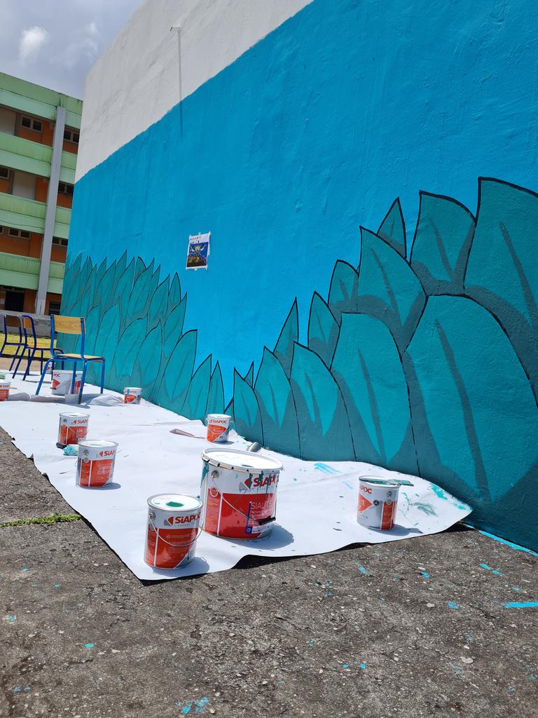 MzelleVivi's tweet photo. Jour 2-Dispositif école ouverte au #clgJacquelineJulius - La fresque encadrée par l'artiste Stéphanir Destin évolue .. Bravo à nos élèves pour leur ténacité! @MartiniqueDaac @CSchoelcher https://t.co/1y0WXaUhOr