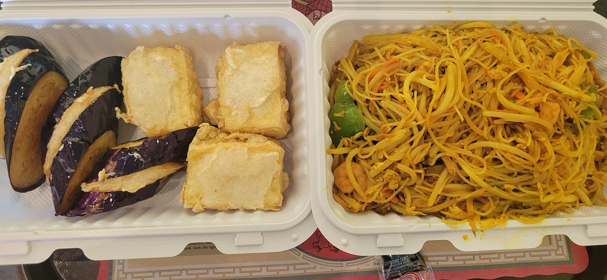 Finally got to go for Singapore noodles with my friend. We share the stuffed eggplant & bean curd as well 😋😋😋

#singaporenoodles #eggplant #beancurd #leftoversforlunch