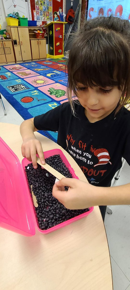 Lgascencio's tweet photo. Explorando cuáles objetos son atraídos por un imán. #atraer #repeler #dual #ciencias #prek @scholarpride https://t.co/2n5cLV6MWN